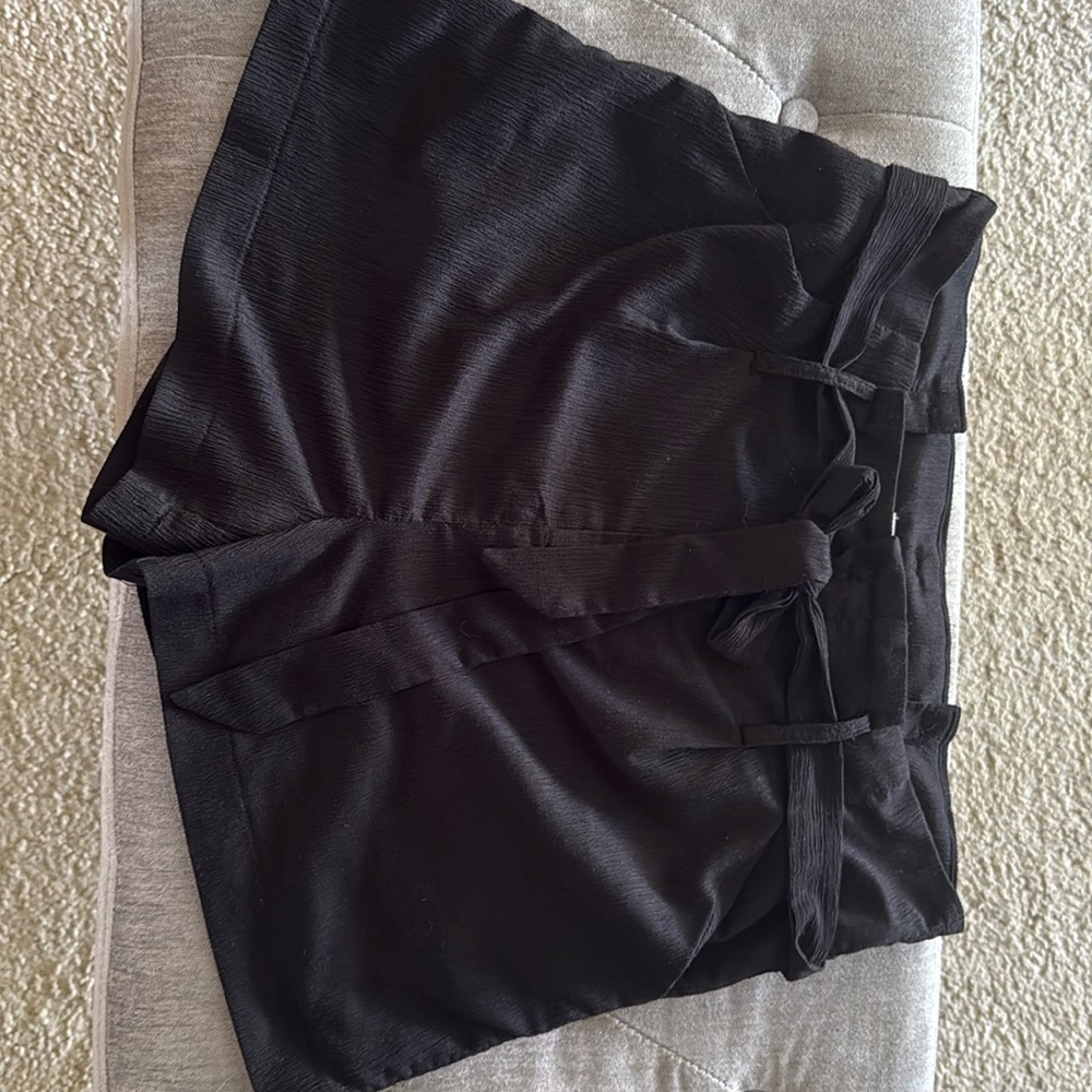 Vici size M black paper waist shorts